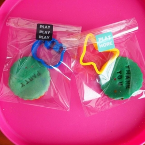 Play Dough Party Favours ~ thank you ~ coloured or marbled play dough packs.