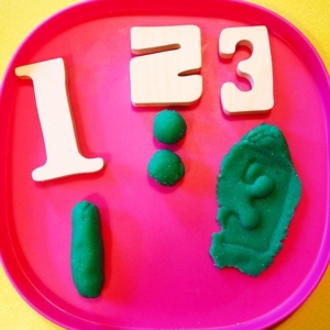 Simple number recognition + make the numbers out of dough + make objects for the amount of the number + press the numbers into the dough or use a kitchen utensil to draw the numbers | Three quick no prep activities |