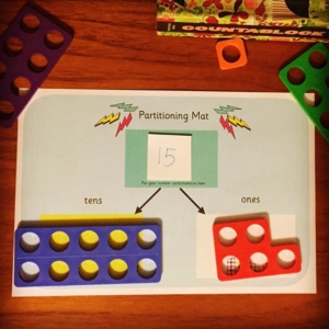 Partitioning Mat 1️⃣0️⃣ these are great for supporting partitioning of 2 digit numbers. Here I’ve used numicon and number cards. Arrow cards work well too. Check out my website harrietandviolet.com