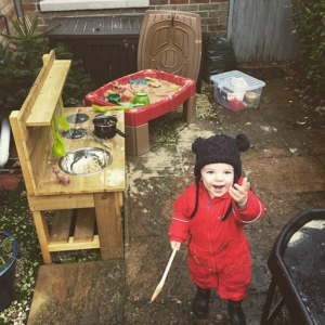 Messy Sunday play with the @muddychefmudkitchens kitchen