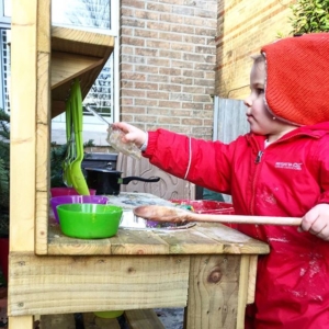 We’ve been busy cooking today with @muddychefmudkitchens mud kitchen. Love independent businesses even more when they are local. I’ll be adding some little prompts for the mud kitchen on @harrietandviolet soon
