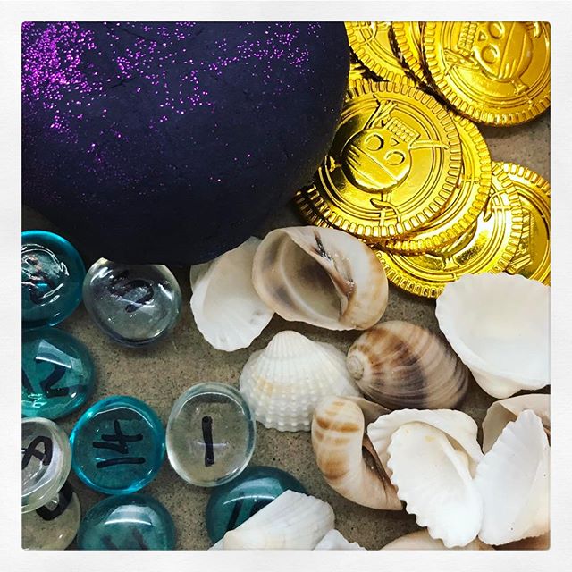 Pirate invitation to play // ️play dough, treasure, coins and shells ️ // I'll pop a blog post up soon how to use this at home and extend the play and learning in school. #pirate #harrietandviolet #invitationtoplay #roleplayschool #playdough #playdoh #EYFS #harrietviolet