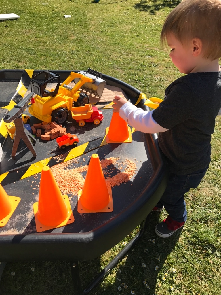 construction tuff tray child