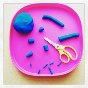Play dough ~ chop it! A great way to build little hand muscles. Rolling play dough and then cutting using scissors. I used these with my son but there are plastic blade scissors available and they work really well at cutting play dough. Try cutting out different shapes, dough is easier to move than paper. A great way to extend this activity by measuring the lengths of play dough, using vocabulary such as thin + thick or just counting how many bits have been chopped.