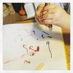 ️Glitter glue morning ️ This morning he asked for glitter glues (how does he know I have them hidden away?). These are great for using little hand muscles – pulling + twisting lids as well as squeezing the tubes. A great way to use these in schools for a phonics activity is to trace over phonic sounds with the glitter glues. An alternative would be using PVA then sprinkling on glitter.