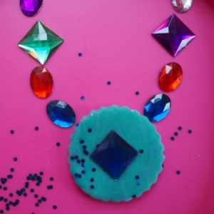 Expecting any jewellery this Christmas? If not why not have ago making your own with your child. You could try using this little jewels and play dough combined, roll the play dough to make necklaces, jewels, rings. You tend to have a few sparkly bits hanging around at Christmas time, could you combine these to make anything? . . . . . . .