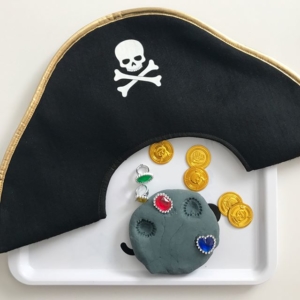 ☠️ Pirate Play ☠️ My son has had an interest in Pirates this so I set this simple set up during nap time (playdough, coins, jewels, wooden tube out of shot for his telescope). Swipe to see other pirate activities you could do at home or in school. What interests does your child have at the moment? . . . .