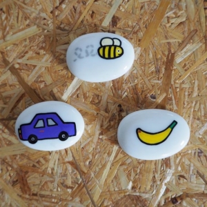 Phonics • odd one out • Yes I’m using the @imagistones again! They’re great for phonics games. This one is super simple, children can say the items, which sound is the odd one out? Which have the same sound at the beginning of the word It’s so important for children to not rush learning phonics and spend time playing games, listening, singing songs and nursery rhymes. Being able to listen is just as important. If you want more phonics inspiration, did you know I made a Phonics Play Pack? Available (https://harrietandviolet.com/downloads/phonics-play-pack/) in the link in my bio. Lots of games and printables to help with the Year One Phonics Screener. If you have any phonics questions DM or message below. . . . . . .